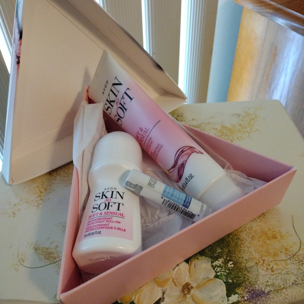 Avon Skin So Soft Gift Set NEW